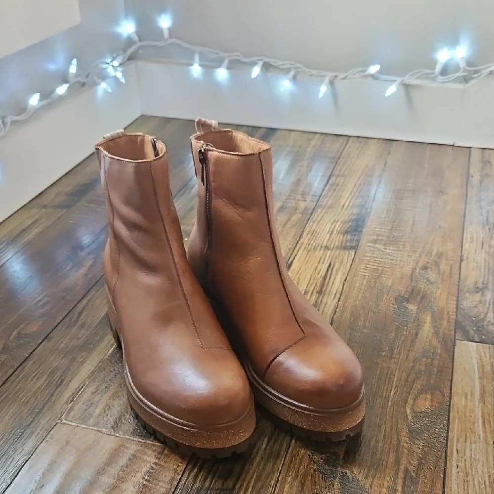 Taos Footwear Tan Leather Ankle‎ Boots